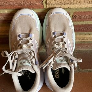 Brooks Caldera 7-Women's Size 9
